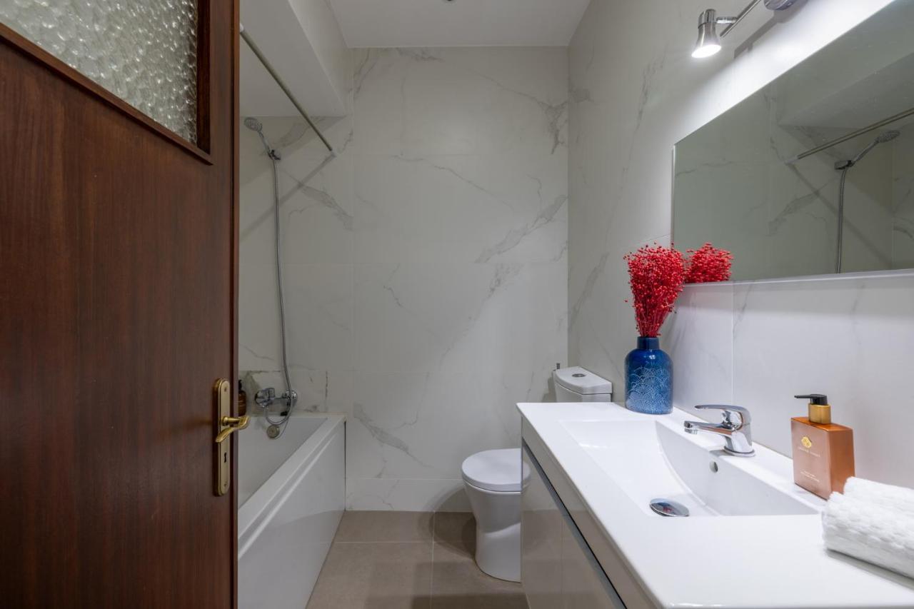 Downtown 2 Minutes By Walk To Center And Metro-Direct To Airpot T4 Apartment Porto Bagian luar foto
