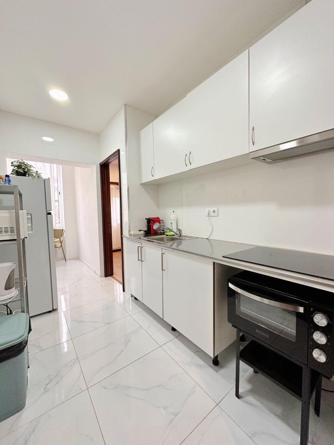 Downtown 2 Minutes By Walk To Center And Metro-Direct To Airpot T4 Apartment Porto Bagian luar foto