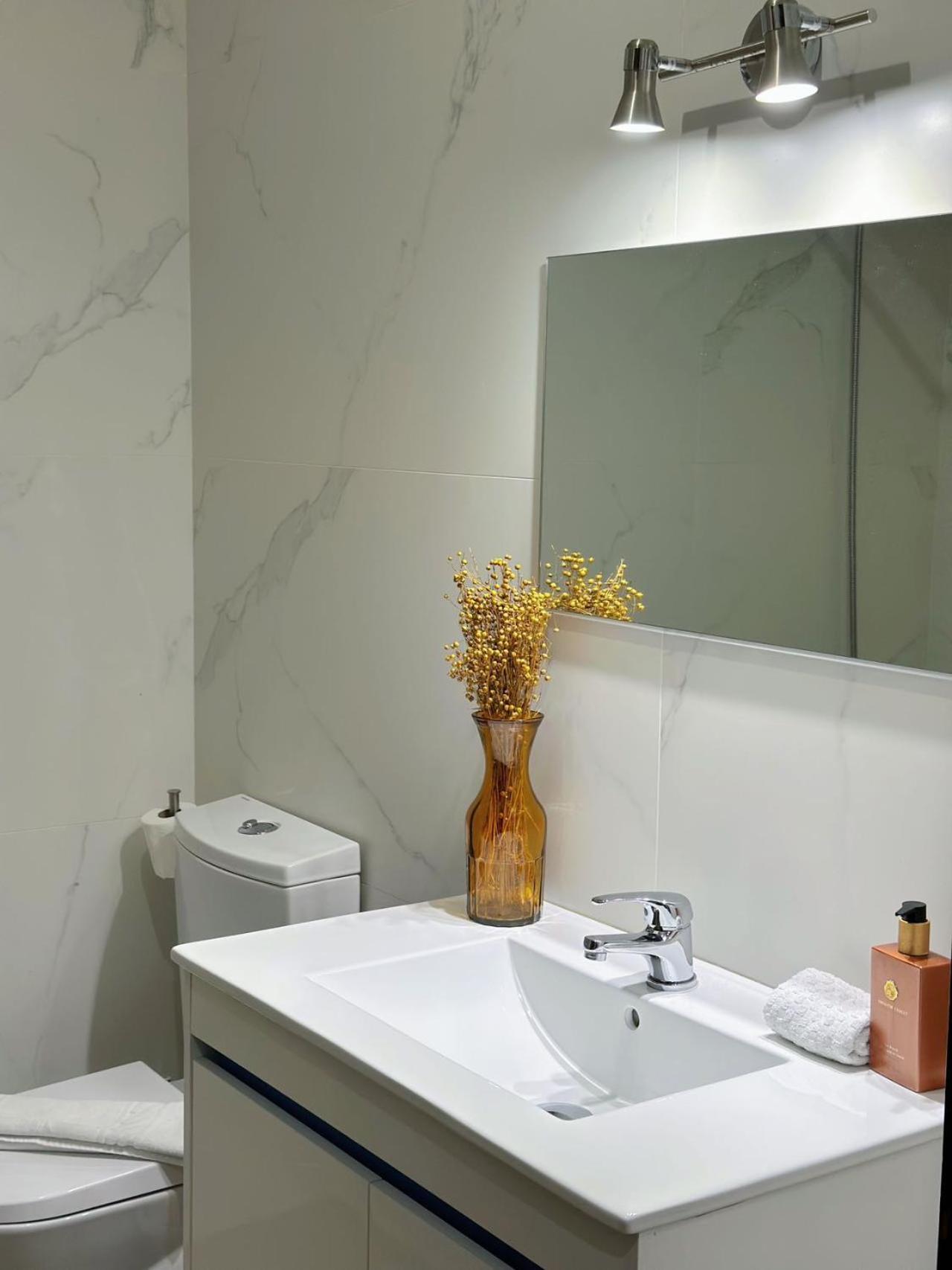 Downtown 2 Minutes By Walk To Center And Metro-Direct To Airpot T4 Apartment Porto Bagian luar foto